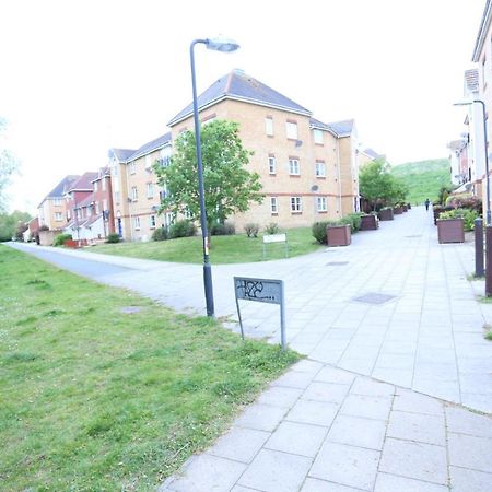 2 Bedroom Apartment Thamesmead  エクステリア 写真