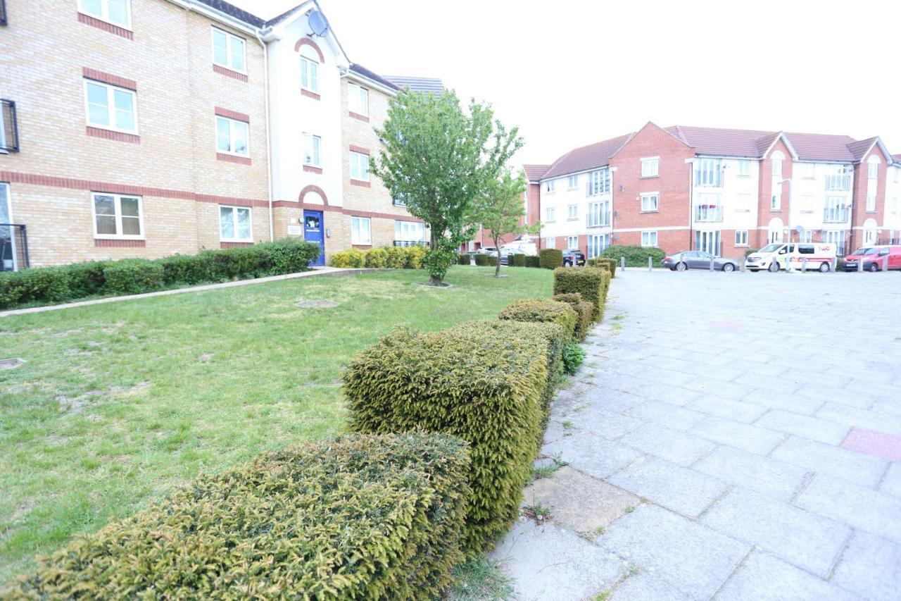 2 Bedroom Apartment Thamesmead  エクステリア 写真