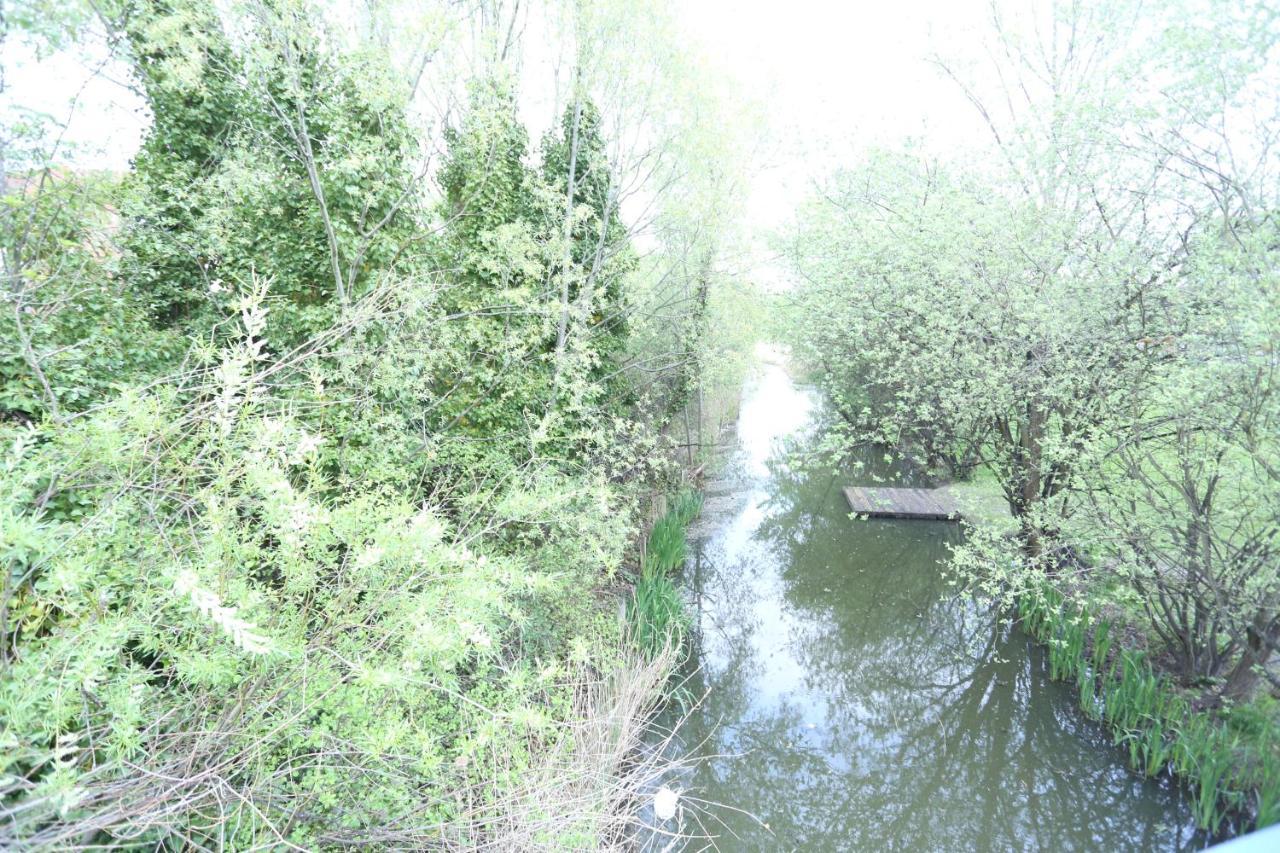 2 Bedroom Apartment Thamesmead  エクステリア 写真