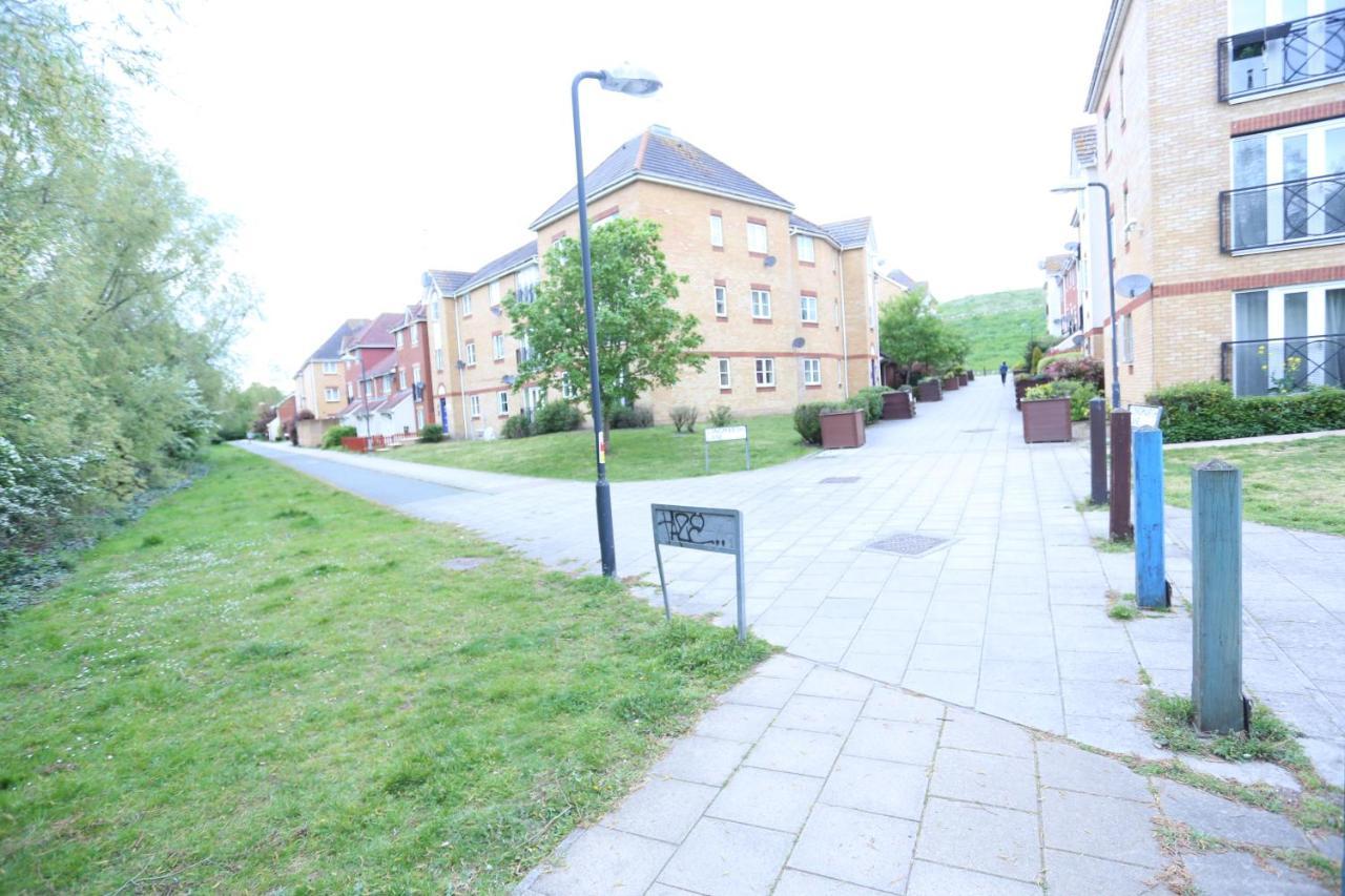 2 Bedroom Apartment Thamesmead  エクステリア 写真