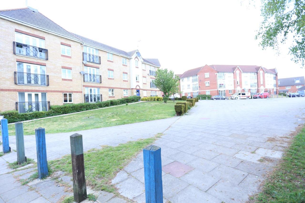 2 Bedroom Apartment Thamesmead  エクステリア 写真
