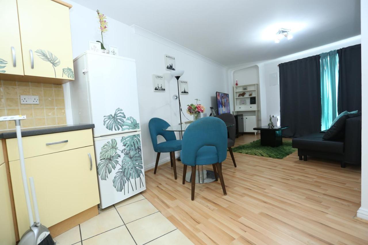 2 Bedroom Apartment Thamesmead  エクステリア 写真
