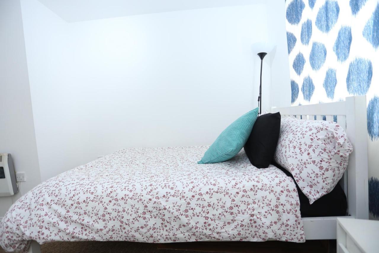 2 Bedroom Apartment Thamesmead  エクステリア 写真