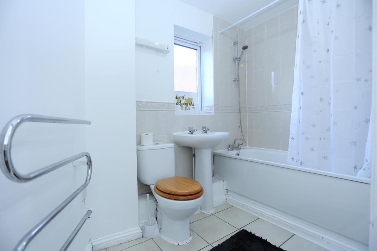2 Bedroom Apartment Thamesmead  エクステリア 写真