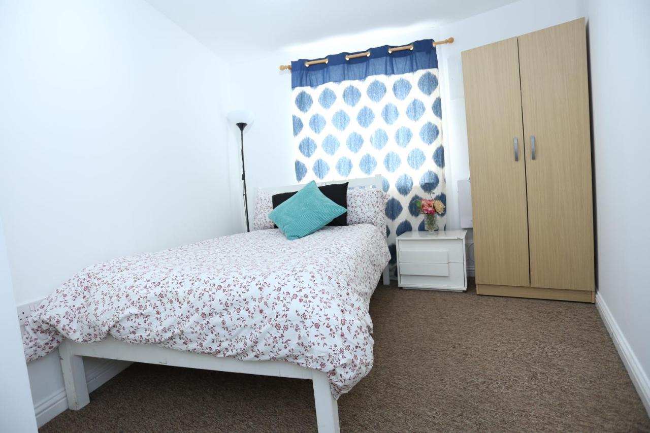 2 Bedroom Apartment Thamesmead  エクステリア 写真