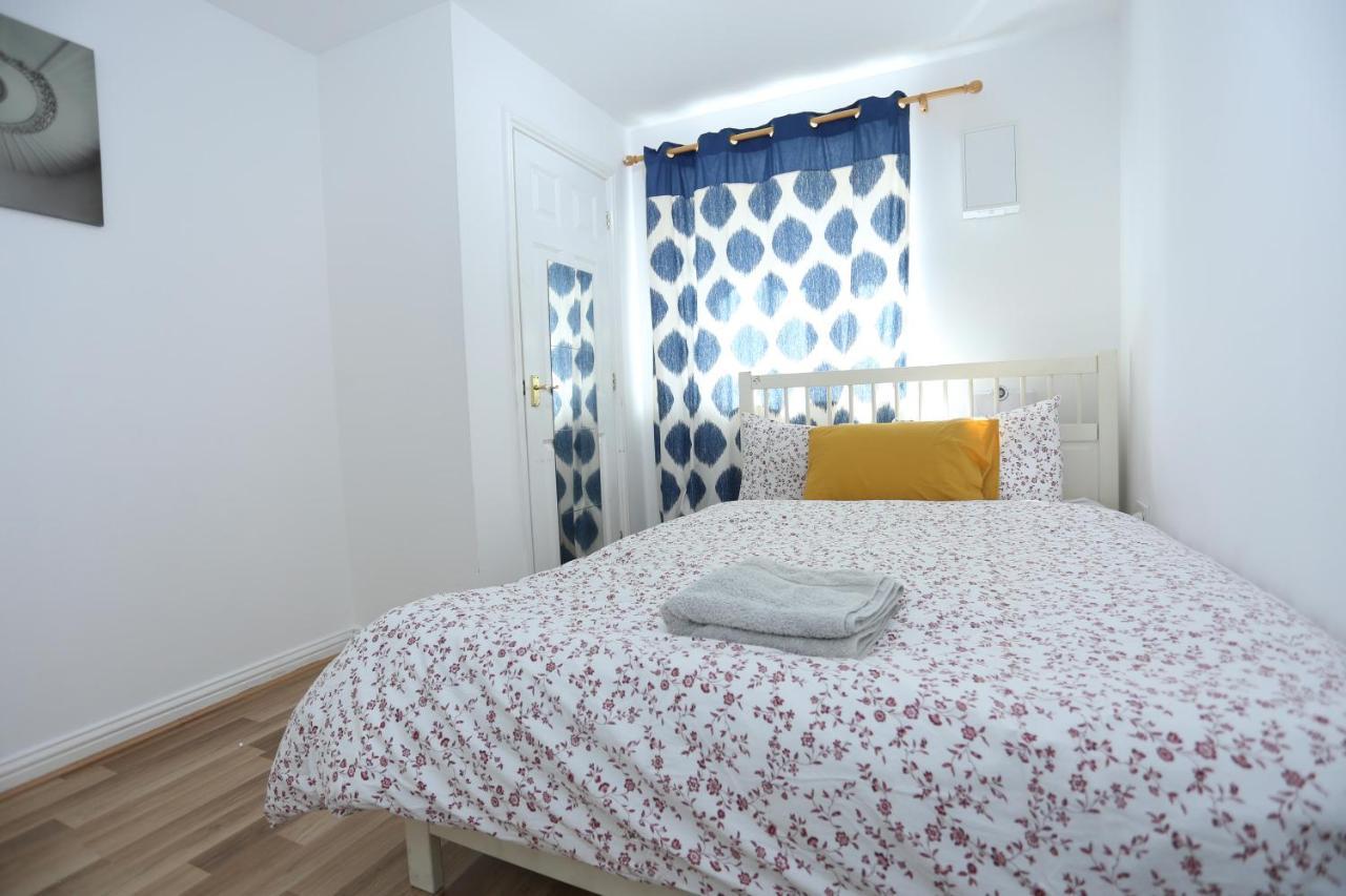 2 Bedroom Apartment Thamesmead  エクステリア 写真